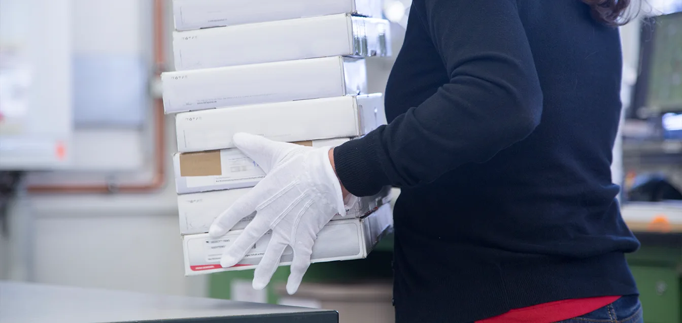 the Difference between White Glove Delivery and Last-Mile Delivery